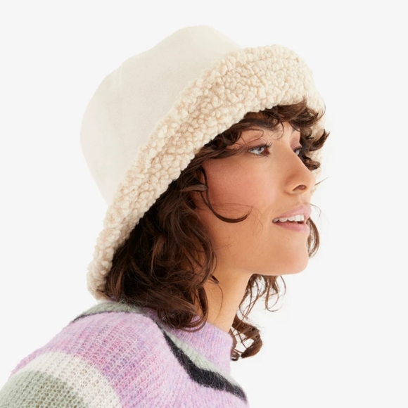 VIRGINIA WOLF Sherpa Reversible Bucket Hat In Cream - Picture 2 of 4